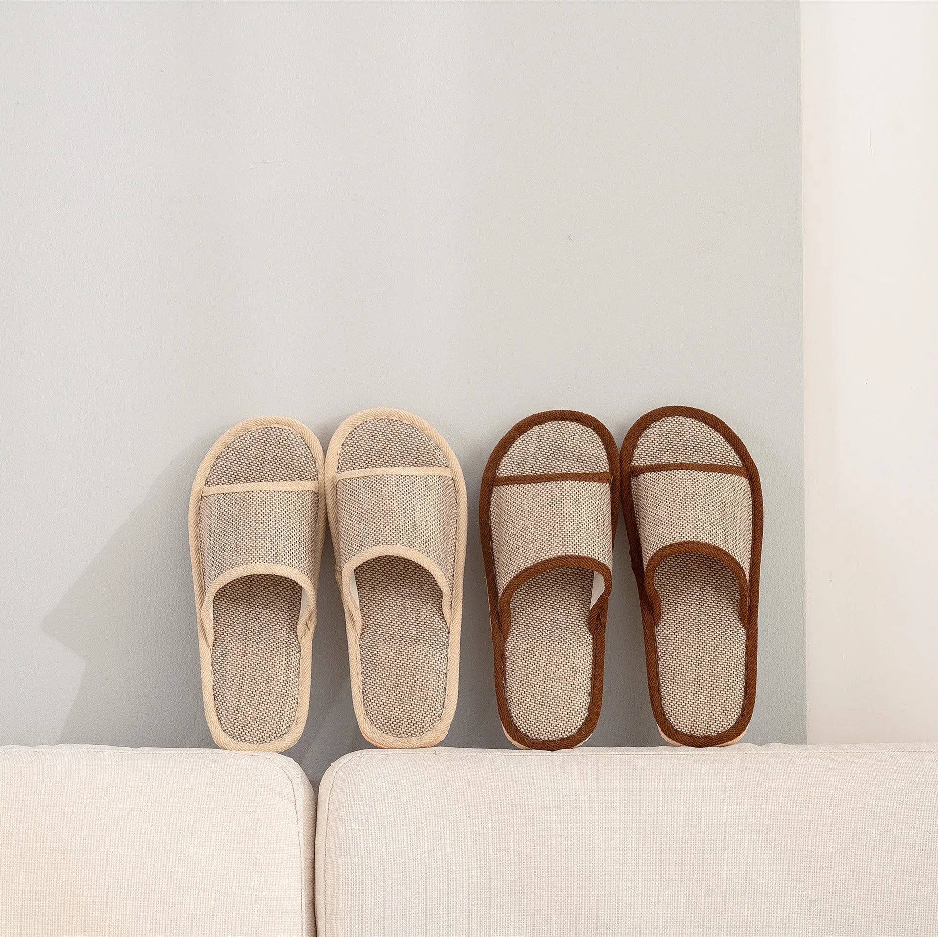 Women's open-toe slippers in linen and cotton, shown in a marled red colour with a thickened sole.