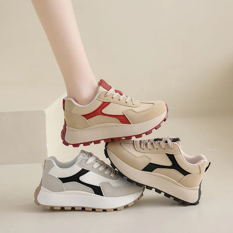 Women's low-top platform sneakers in card black with lace-up front and rubber sole
