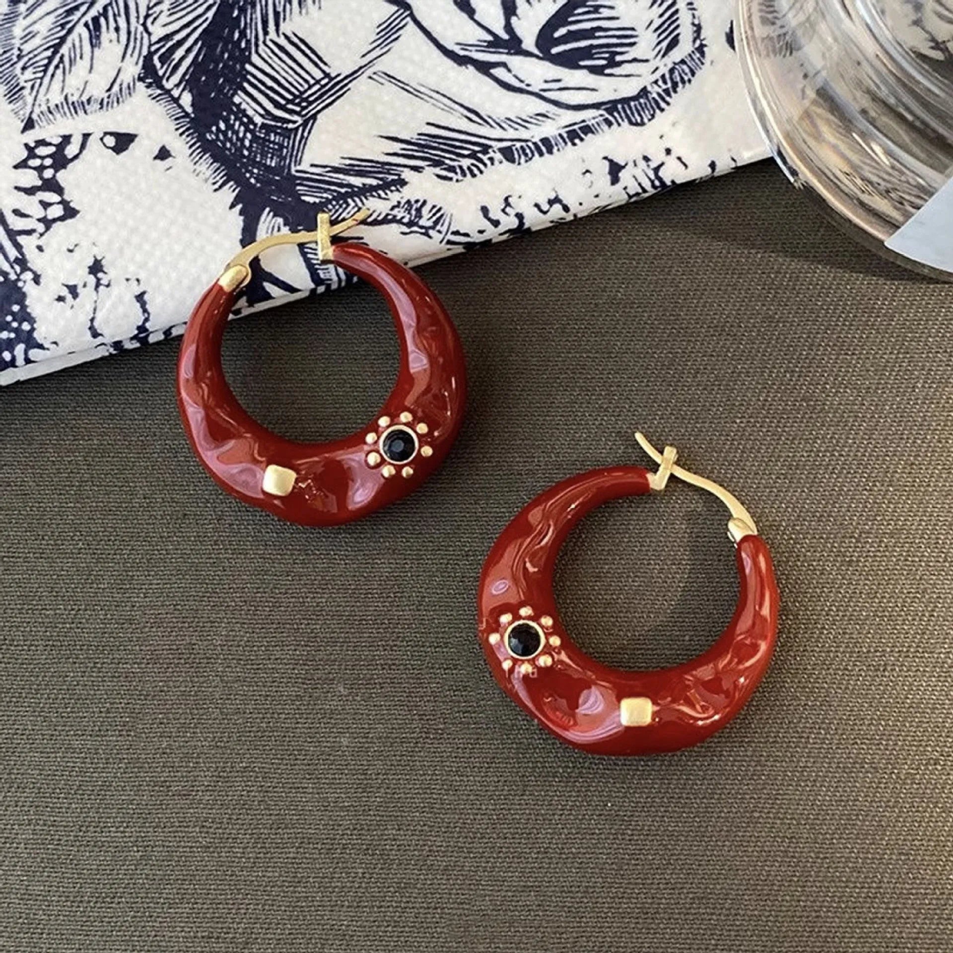Hong Kong style retro ear studs with drip oil texture and rhinestone decoration in black and red colours
