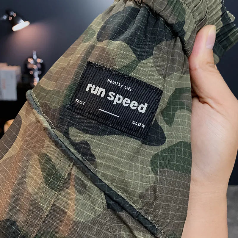 Men's camouflage cargo shorts with cargo pockets and loose fit in cotton blend fabric