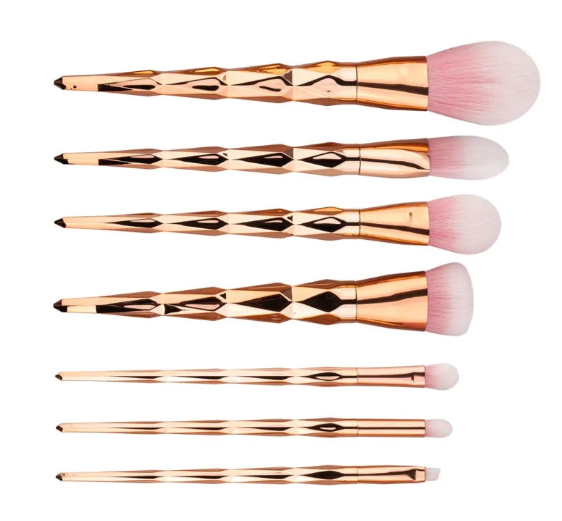 7-piece makeup brush set with nylon bristles, long handles, and compact 17.5 x 10 x 2 cm size