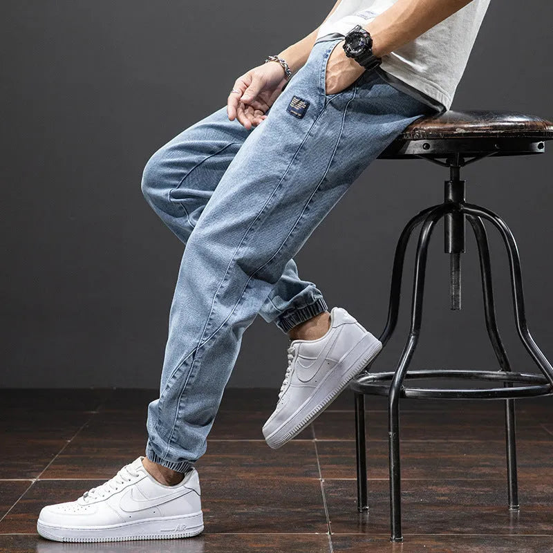 Men's loose straight-leg cargo jeans in blue, featuring a mid-rise waist and zip fly.