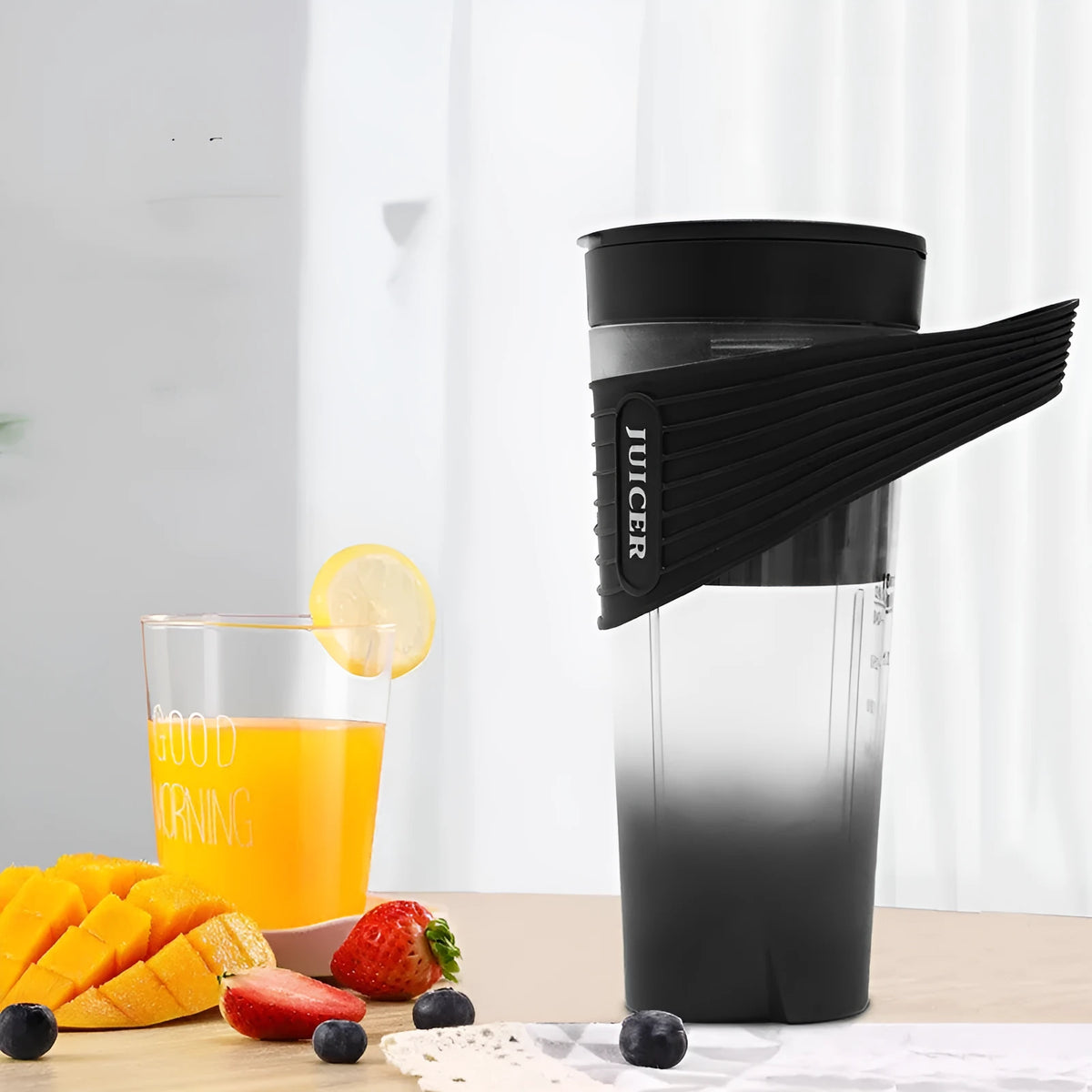 Portable USB rechargeable blender in black with 401-600mL cup and Type-C cable