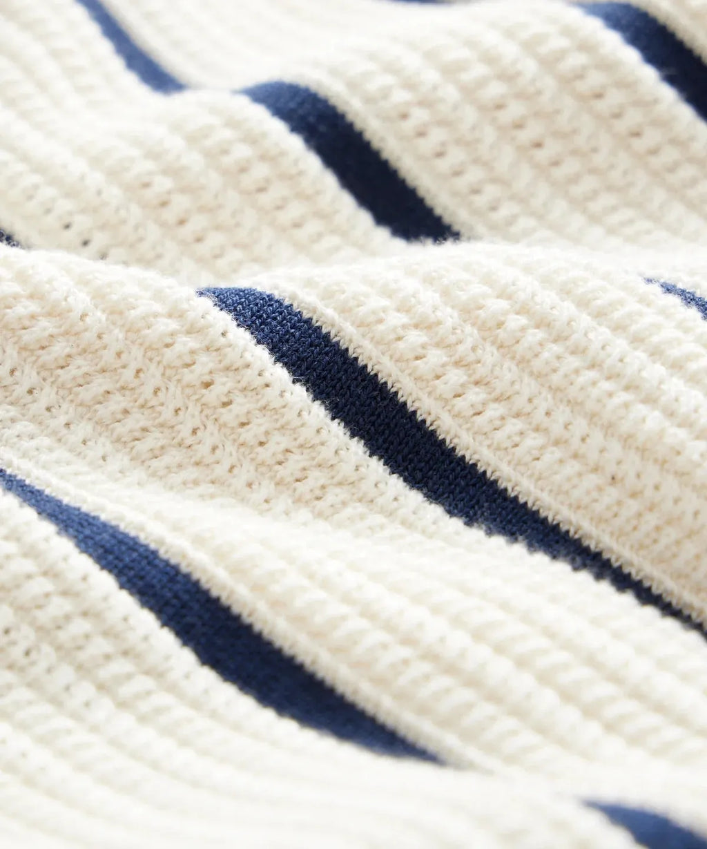 Men's white asymmetrical knitted shirt with lapel collar and short sleeves in British style