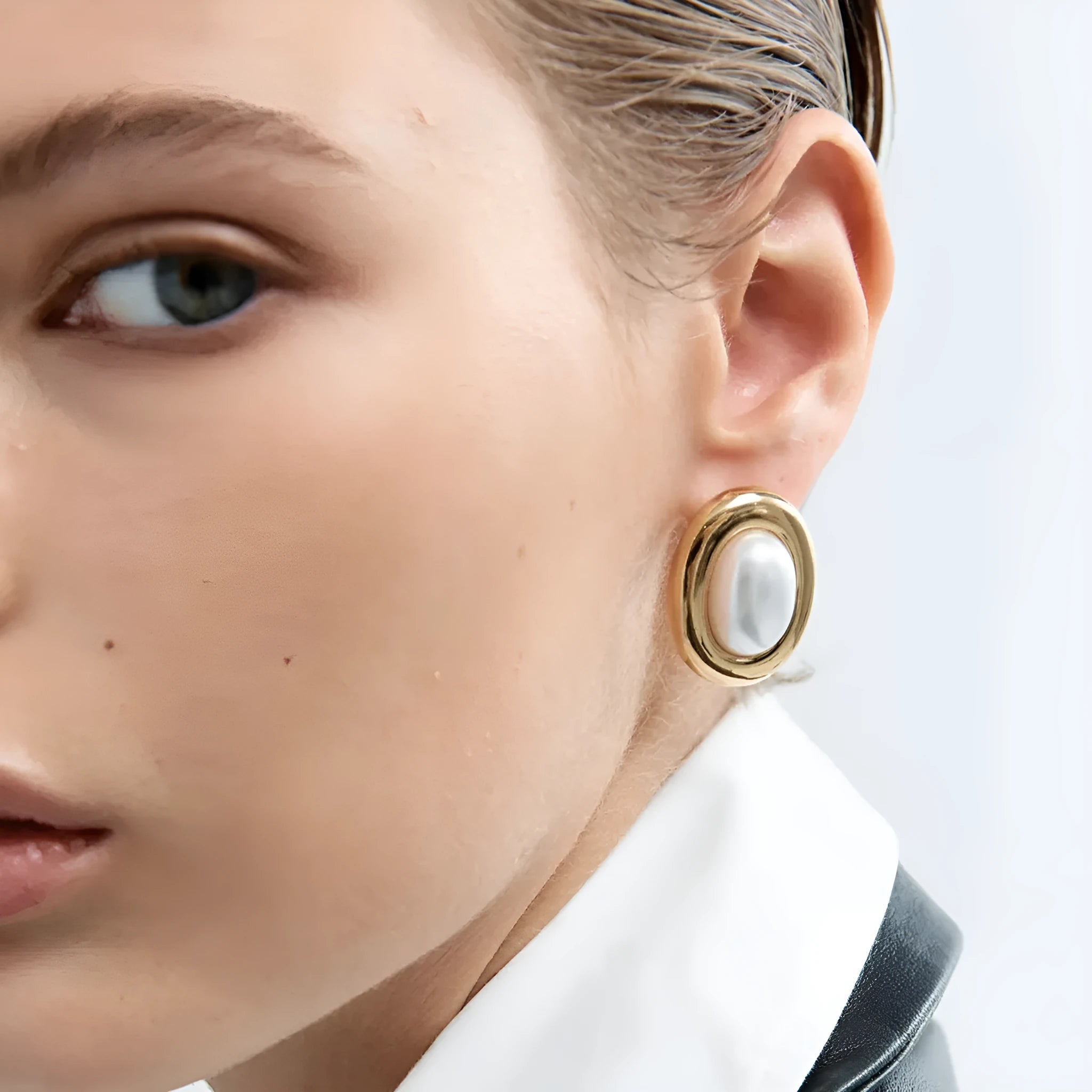 Stainless steel vintage pearl stud earrings with electroplated finish in JDE0305051 colour