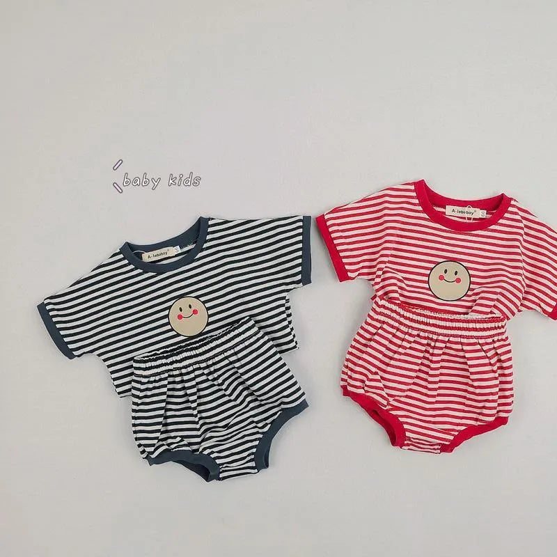 Cotton striped short-sleeved T-shirt and bread shorts infant two-piece suit in red on baby model