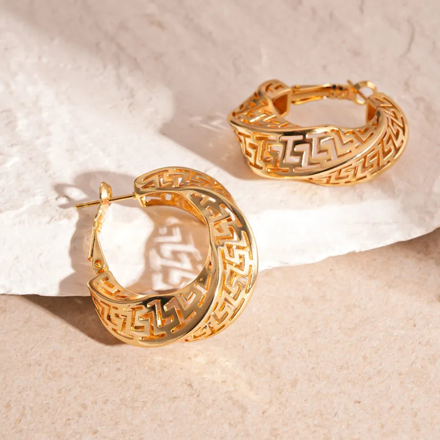 Women's geometric hollow stud earrings with twisted round design in gold or silver colour