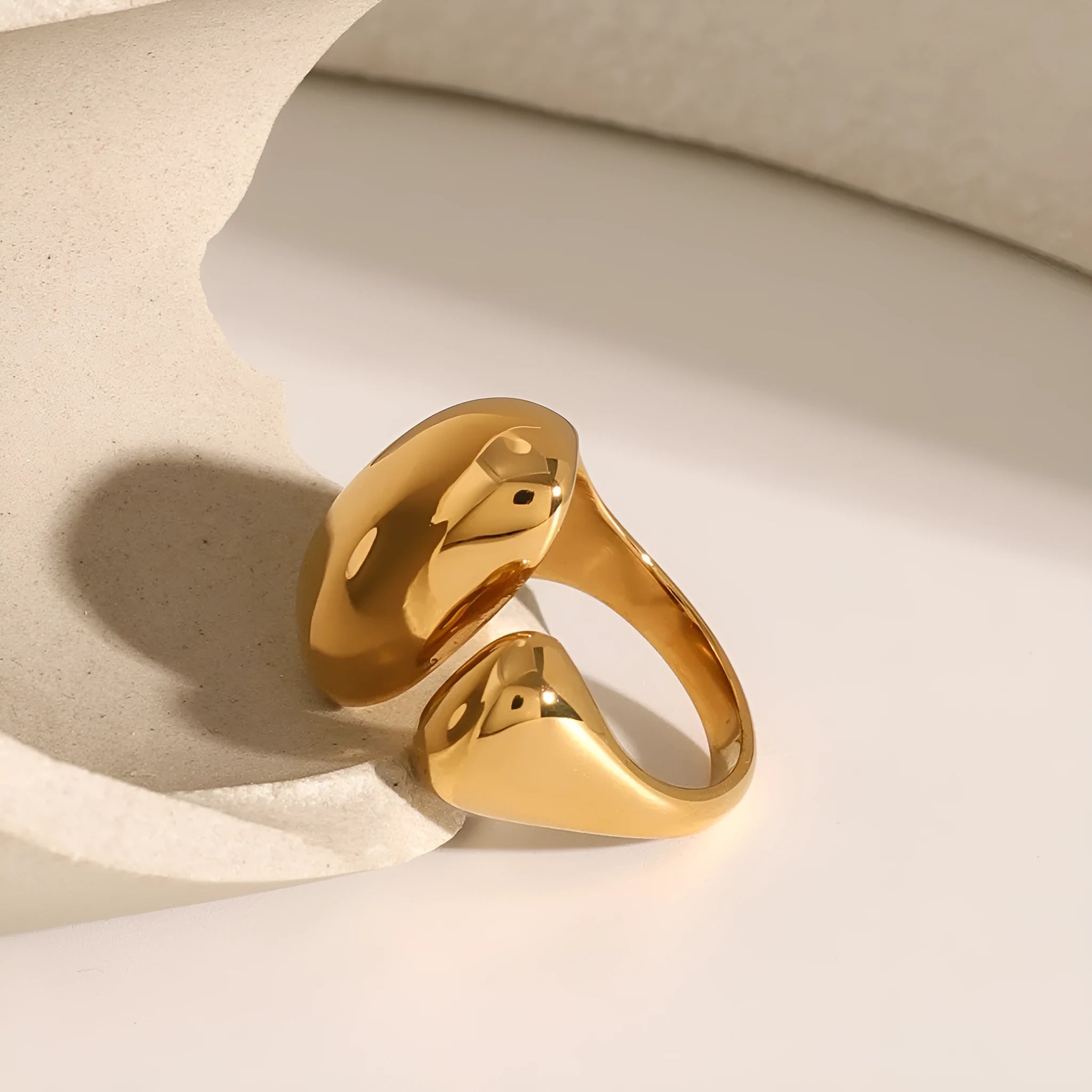 Stainless steel geometric open ring with electroplated finish in colour JDR2405081