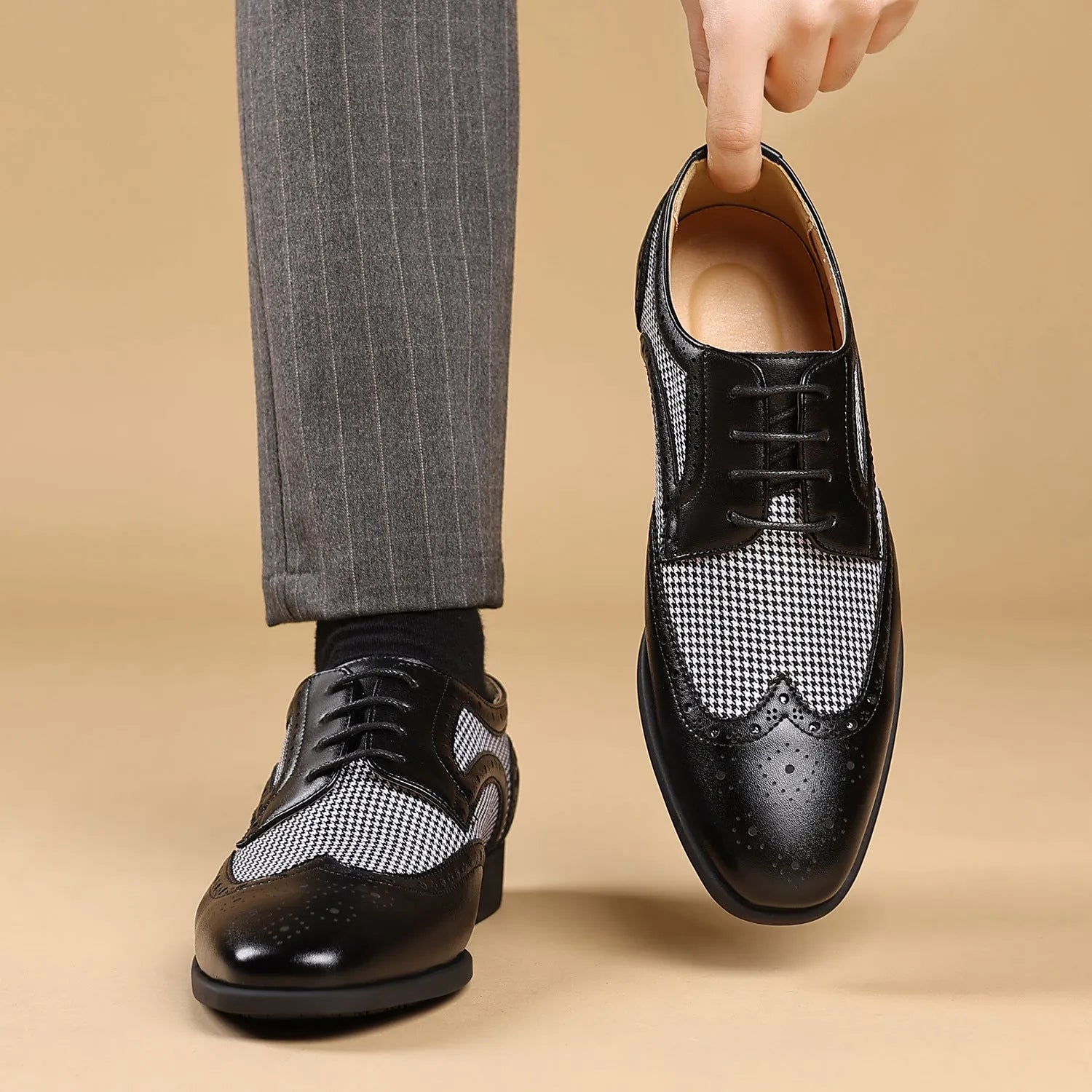 Men's casual canvas shoes with imitation houndstooth plaid pattern, square toe, and rubber sole in black, brown, wine red, and yellow