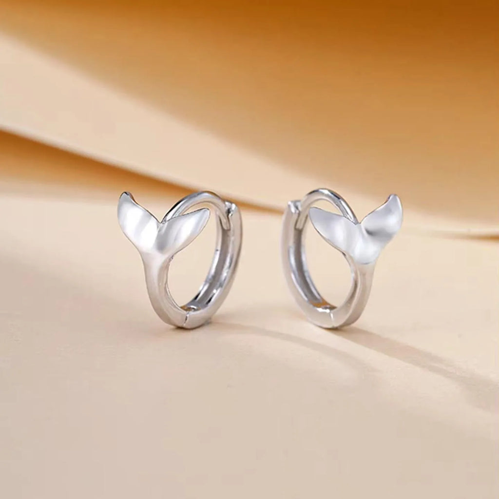 Women's fashion fishtail earrings in electroplated white gold or yellow gold colour on copper base