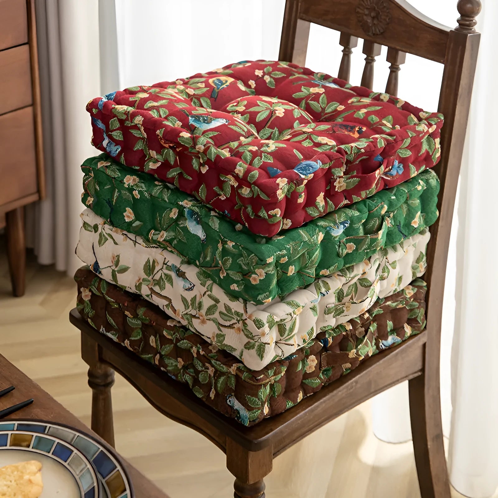 American-style thick dining chair cushion in floral apricot colour, dimensions 40x40x8cm.