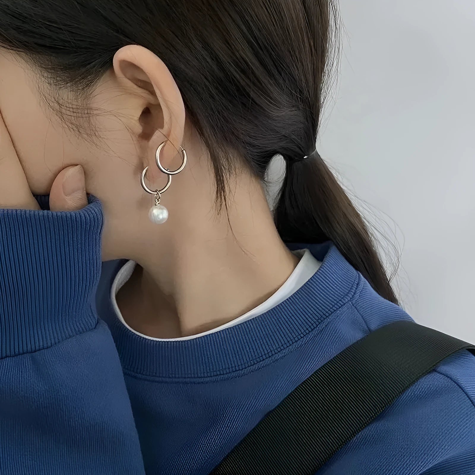 Pair of women's geometric pearl eardrops with titanium steel alloy and round elements in hip hop style