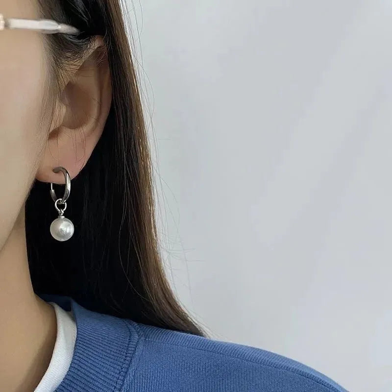 Pair of women's geometric pearl eardrops with titanium steel alloy and round elements in hip hop style