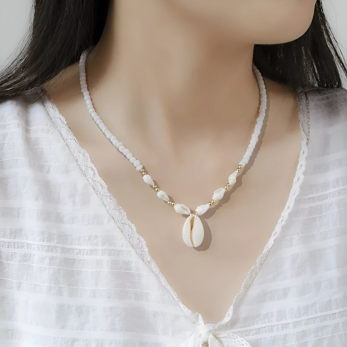 Cold Wind Design conch white bead necklace with mother pearl shellfish pendant