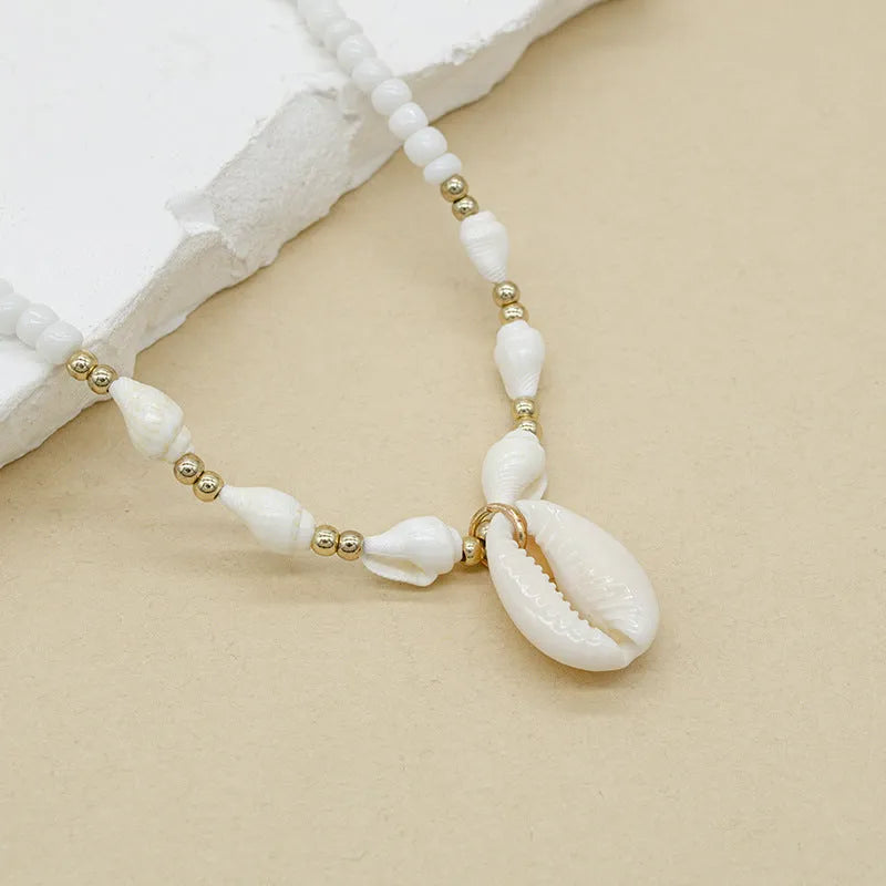 Cold Wind Design conch white bead necklace with mother pearl shellfish pendant