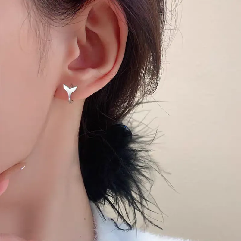 Women's fashion fishtail earrings in electroplated white gold or yellow gold colour on copper base