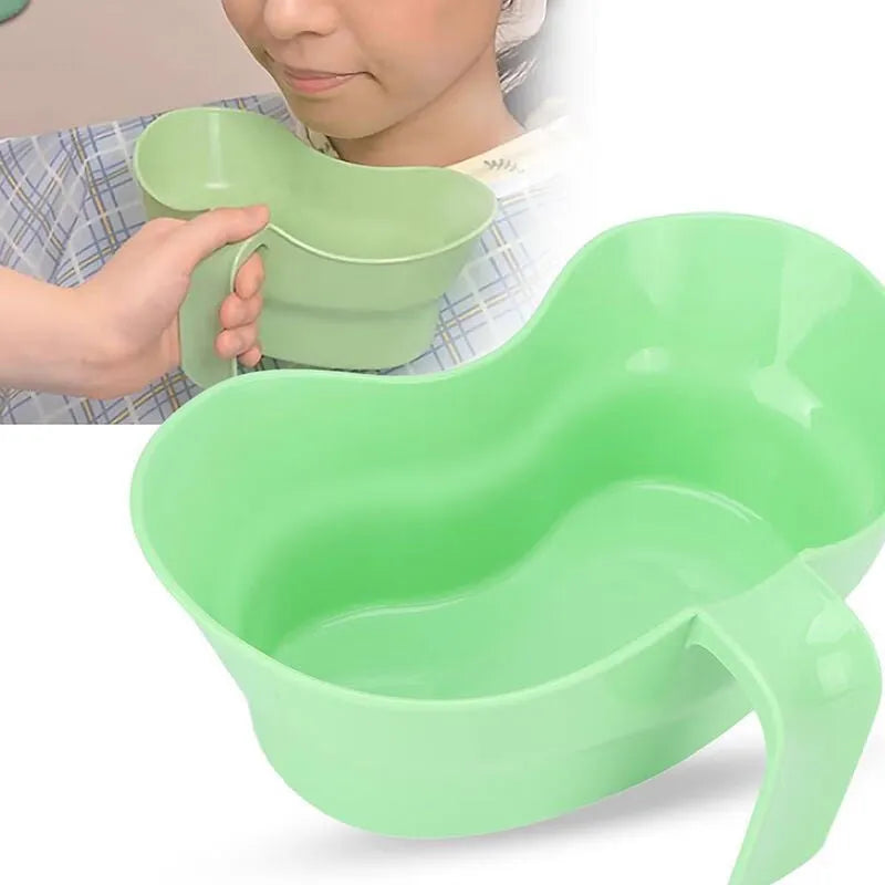 Green plastic gargle cup for bedridden elderly oral hygiene assistance