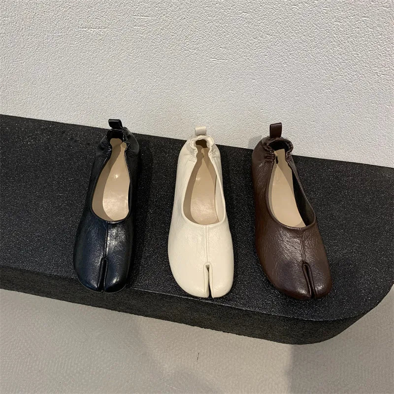 Women's black chunky heel pumps with split toe horseshoe peas design and round toe