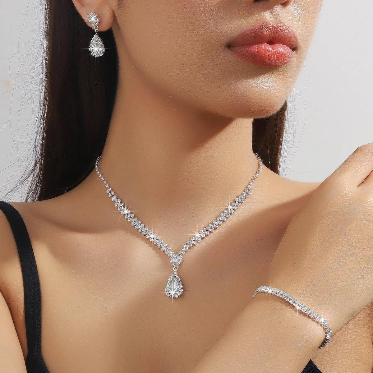 Claw chain necklace and earrings set with water drop rhinestones in blue colour
