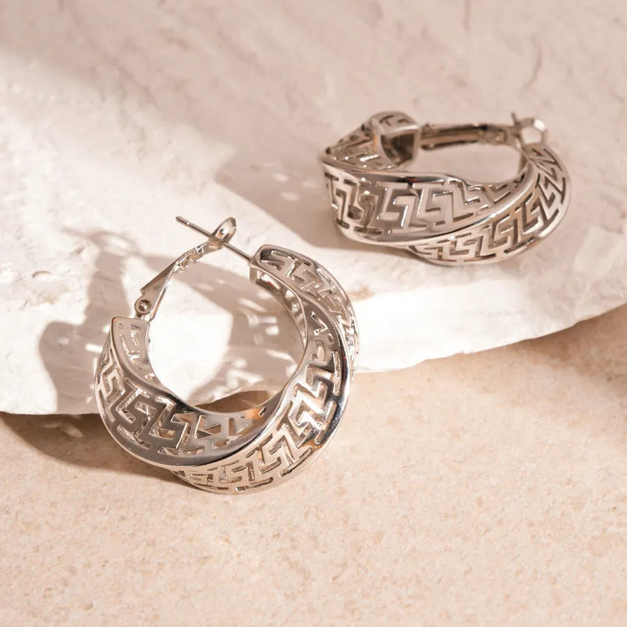 Women's geometric hollow stud earrings with twisted round design in gold or silver colour