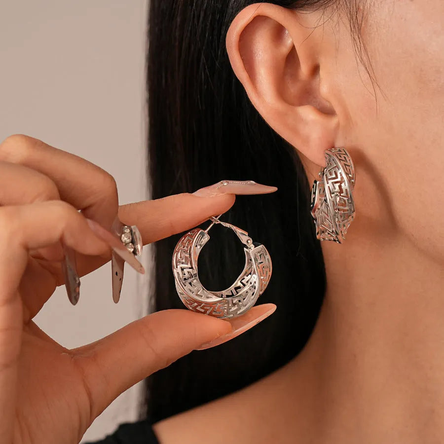 Women's geometric hollow stud earrings with twisted round design in gold or silver colour