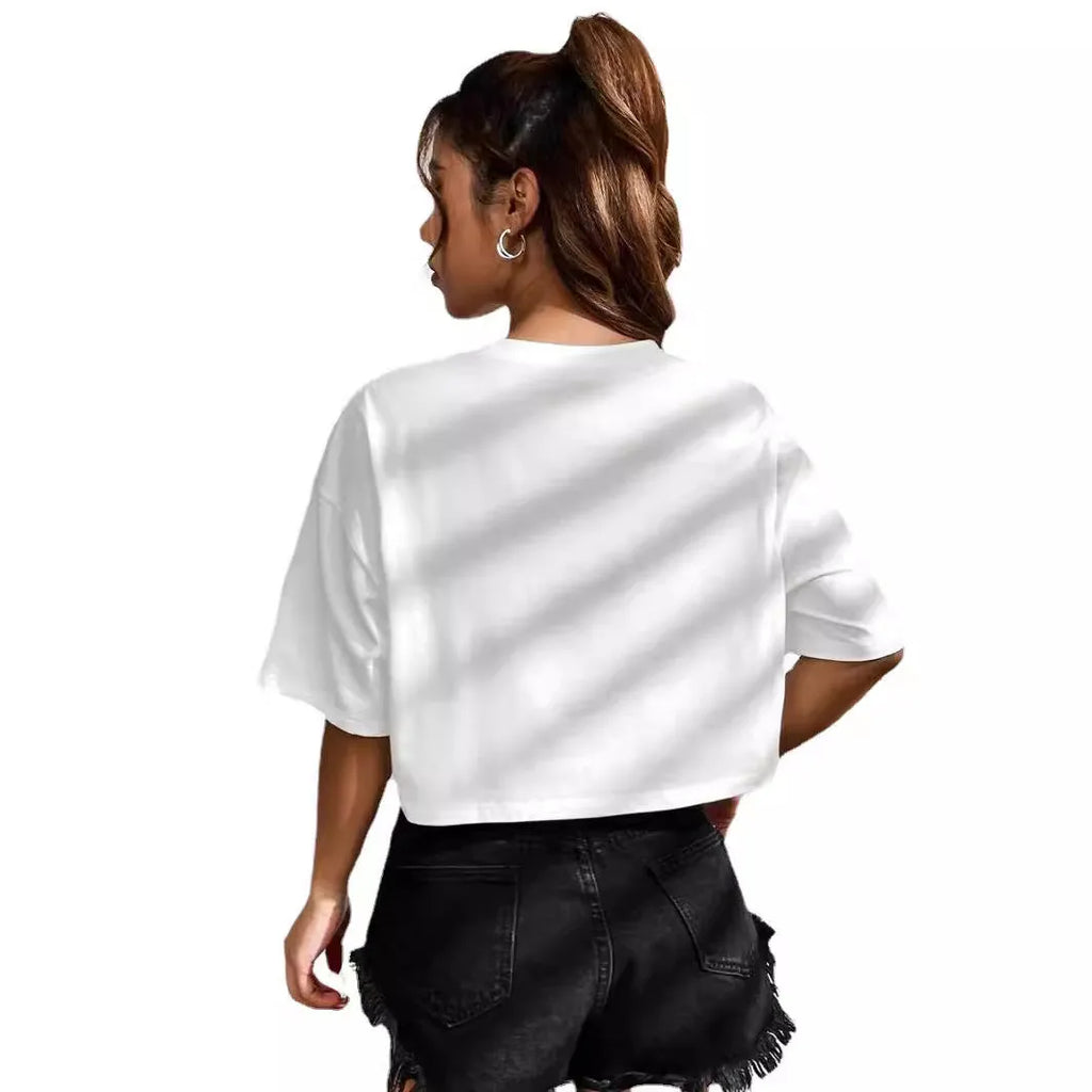 Black cotton t-shirt with white English letter printing, loose fit with exposed navel design