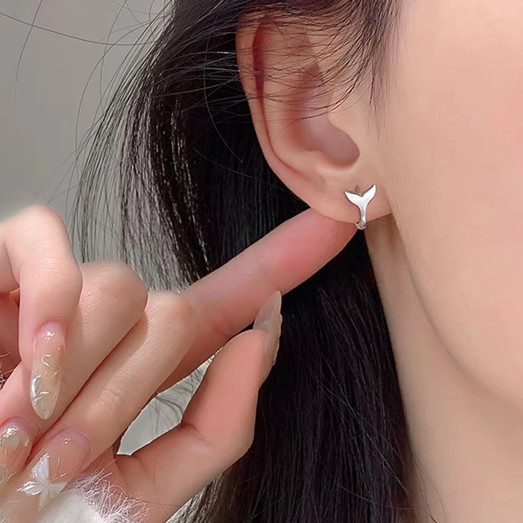 Women's fashion fishtail earrings in electroplated white gold or yellow gold colour on copper base