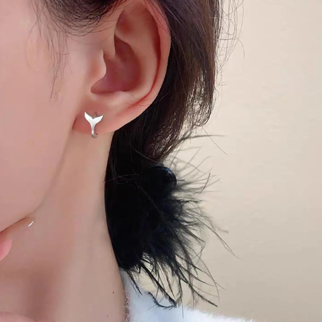 Women's fashion fishtail earrings in electroplated white gold or yellow gold colour on copper base