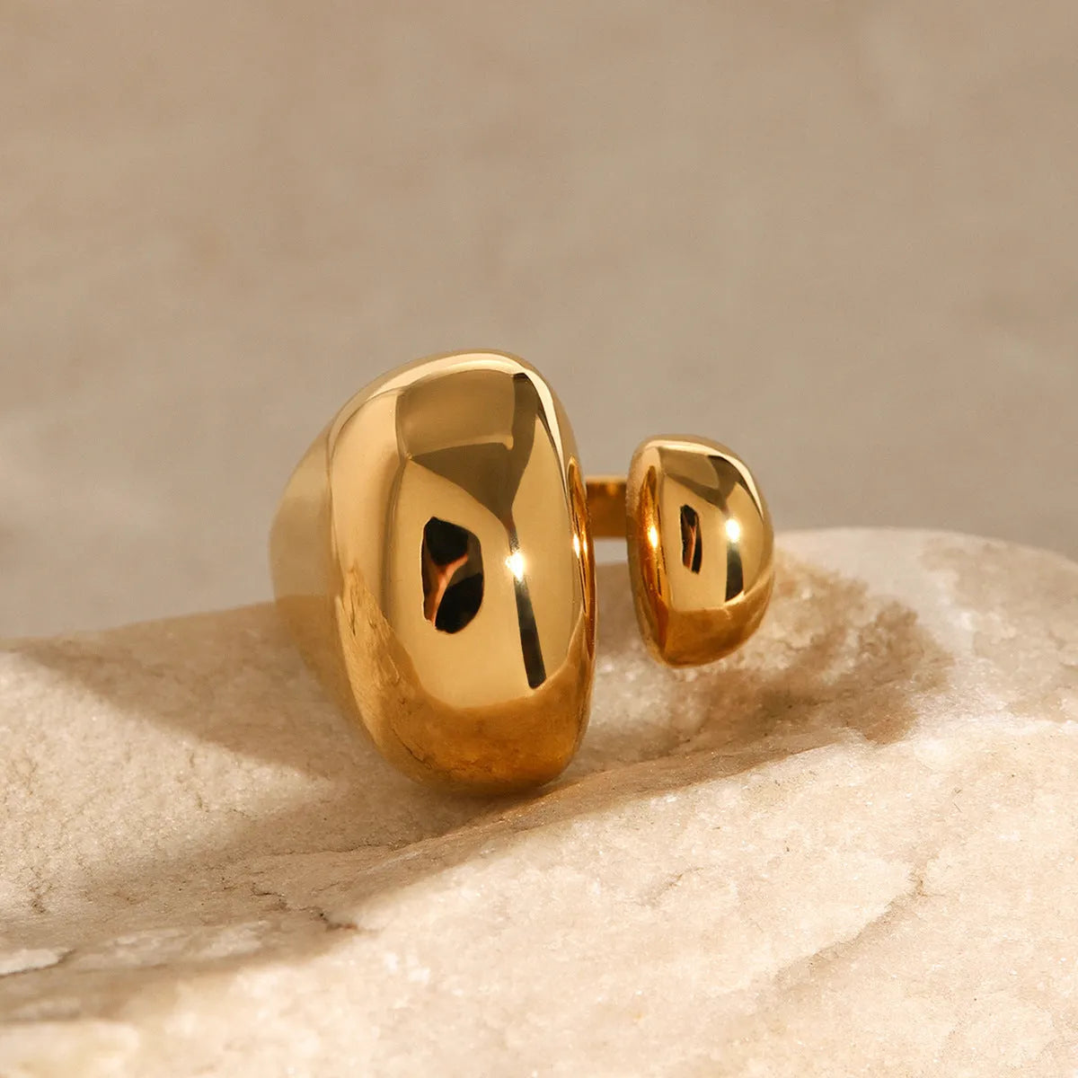 Stainless steel geometric open ring with electroplated finish in colour JDR2405081