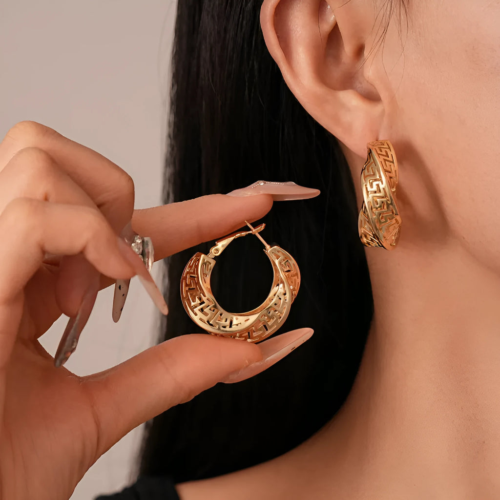 Women's geometric hollow stud earrings with twisted round design in gold or silver colour