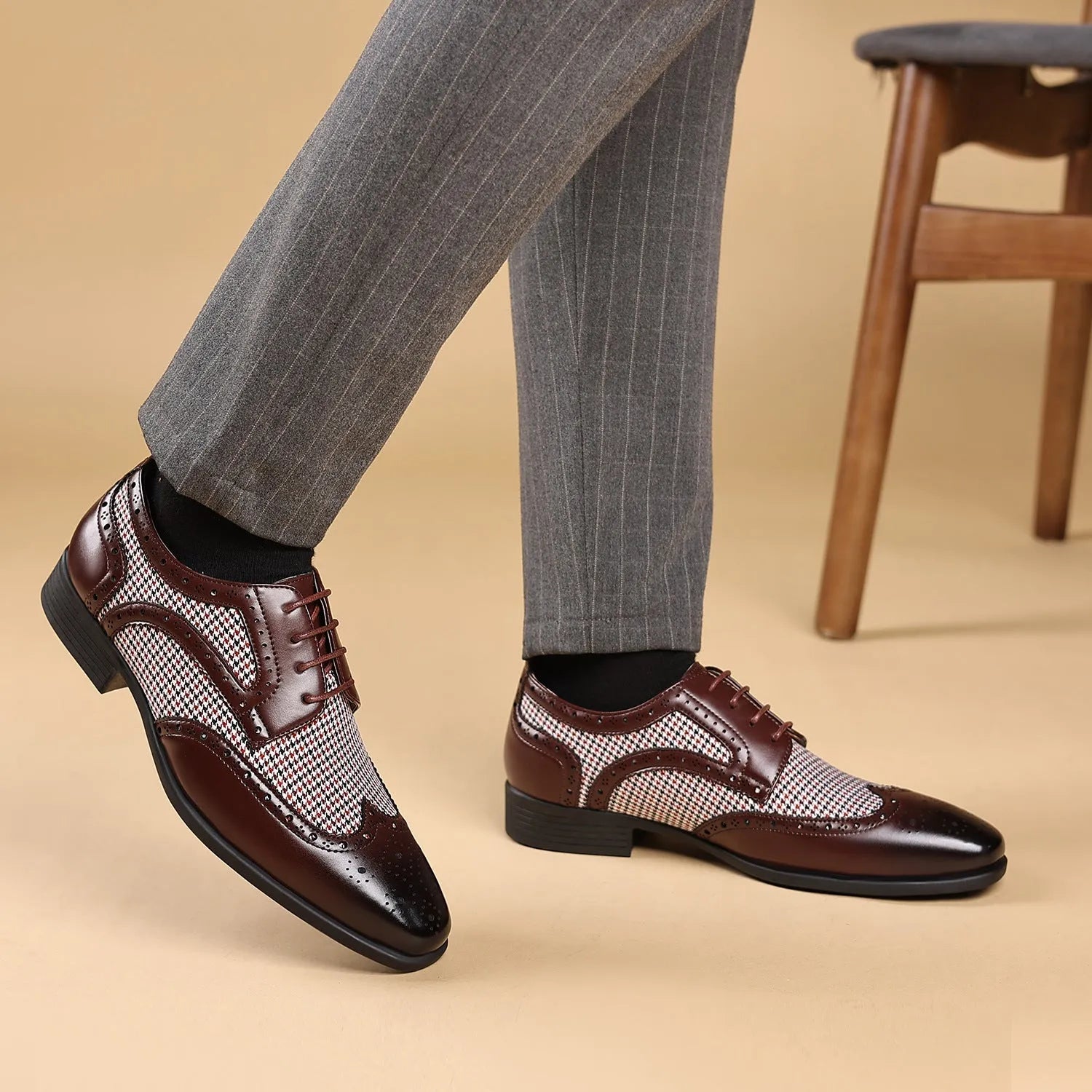 Men's casual canvas shoes with imitation houndstooth plaid pattern, square toe, and rubber sole in black, brown, wine red, and yellow