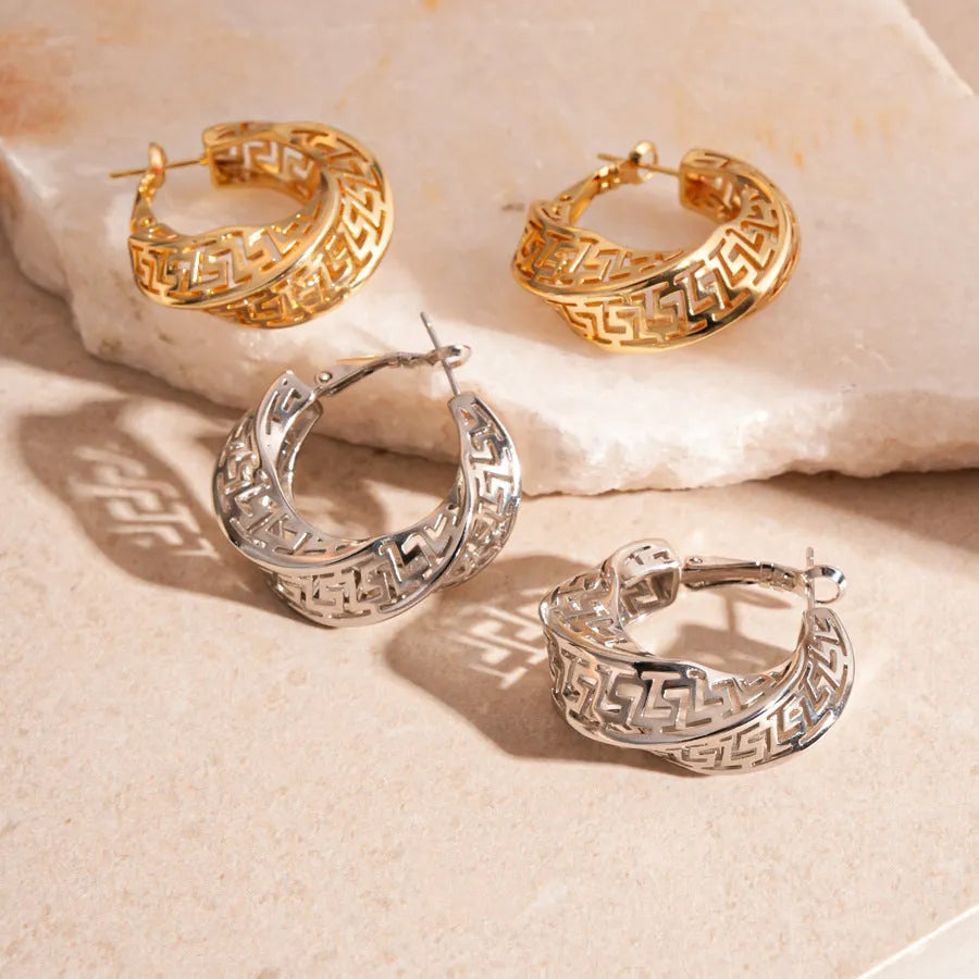 Women's geometric hollow stud earrings with twisted round design in gold or silver colour