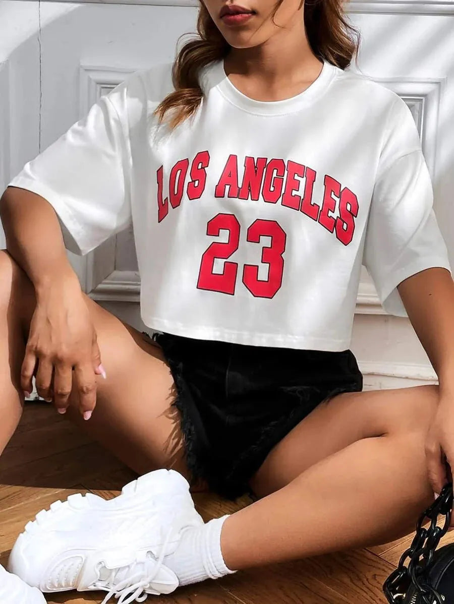 Black cotton t-shirt with white English letter printing, loose fit with exposed navel design