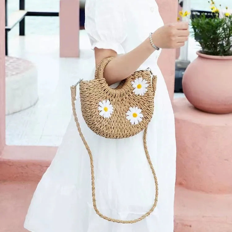Women's daisy crossbody straw-weave bag in light brown woven material with floral decorative element, 25x20x8cm size