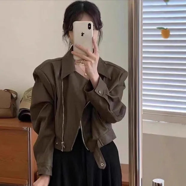 Women's brown retro slim fit leather jacket with regular sleeves and pocket details
