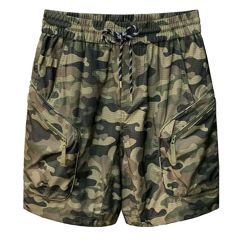 Men's camouflage cargo shorts with cargo pockets and loose fit in cotton blend fabric