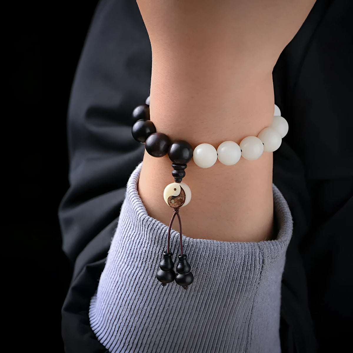 White Corypha Umbraculifera Blackwood and Bodhi seed bracelet with eight-diagram yuan beads.