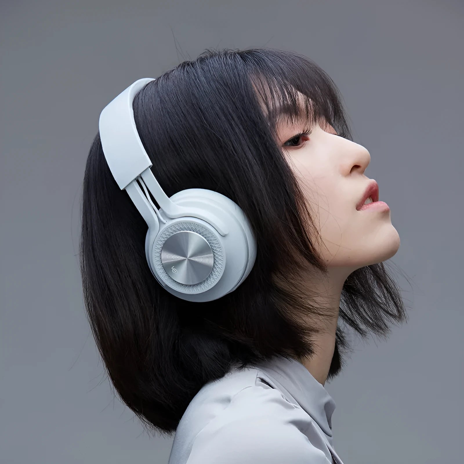 Red sports Bluetooth wireless headset with 18-hour battery life