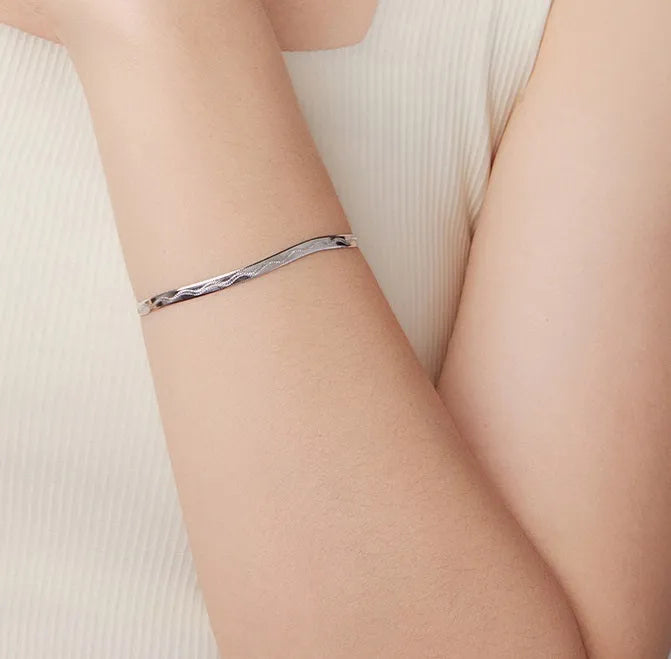 S925 sterling silver bracelet unisex SCB303 colour electroplated finish on plain background