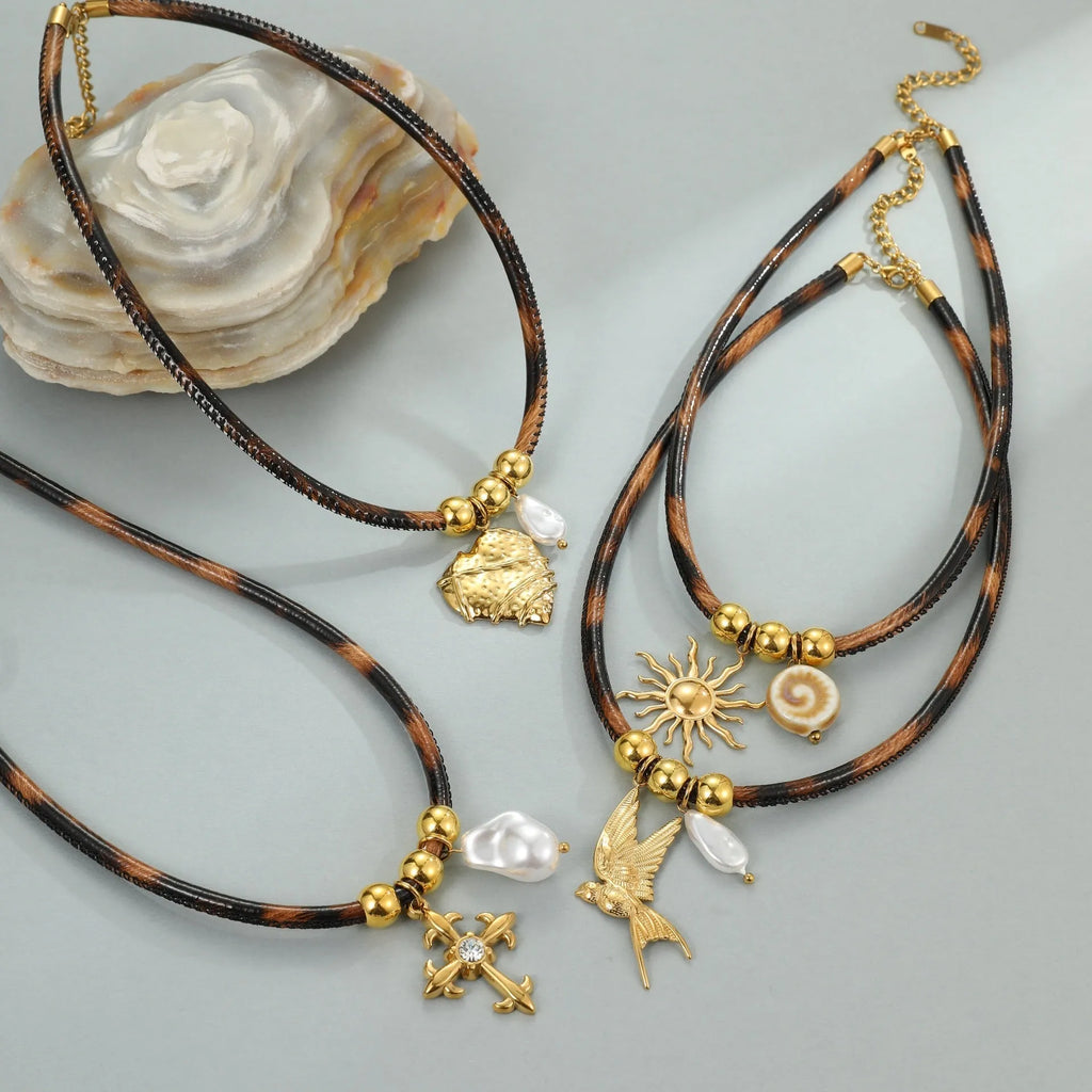 Geometric leopard print stainless steel necklace for women with adjustable 41-50cm chain