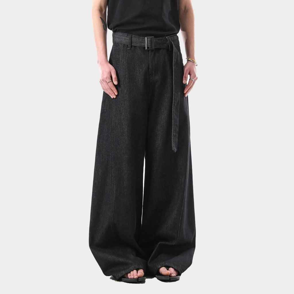 Black straight-leg jeans with high waist, gold detailing and American retro style