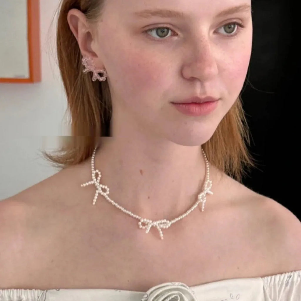 White imitation pearl necklace with bow-shaped pendant on adjustable 31-40 cm chain