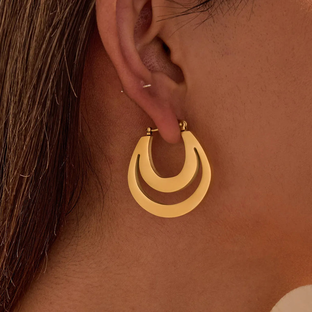 Geometric French minimalist earrings in gold or steel plating with circular ring design