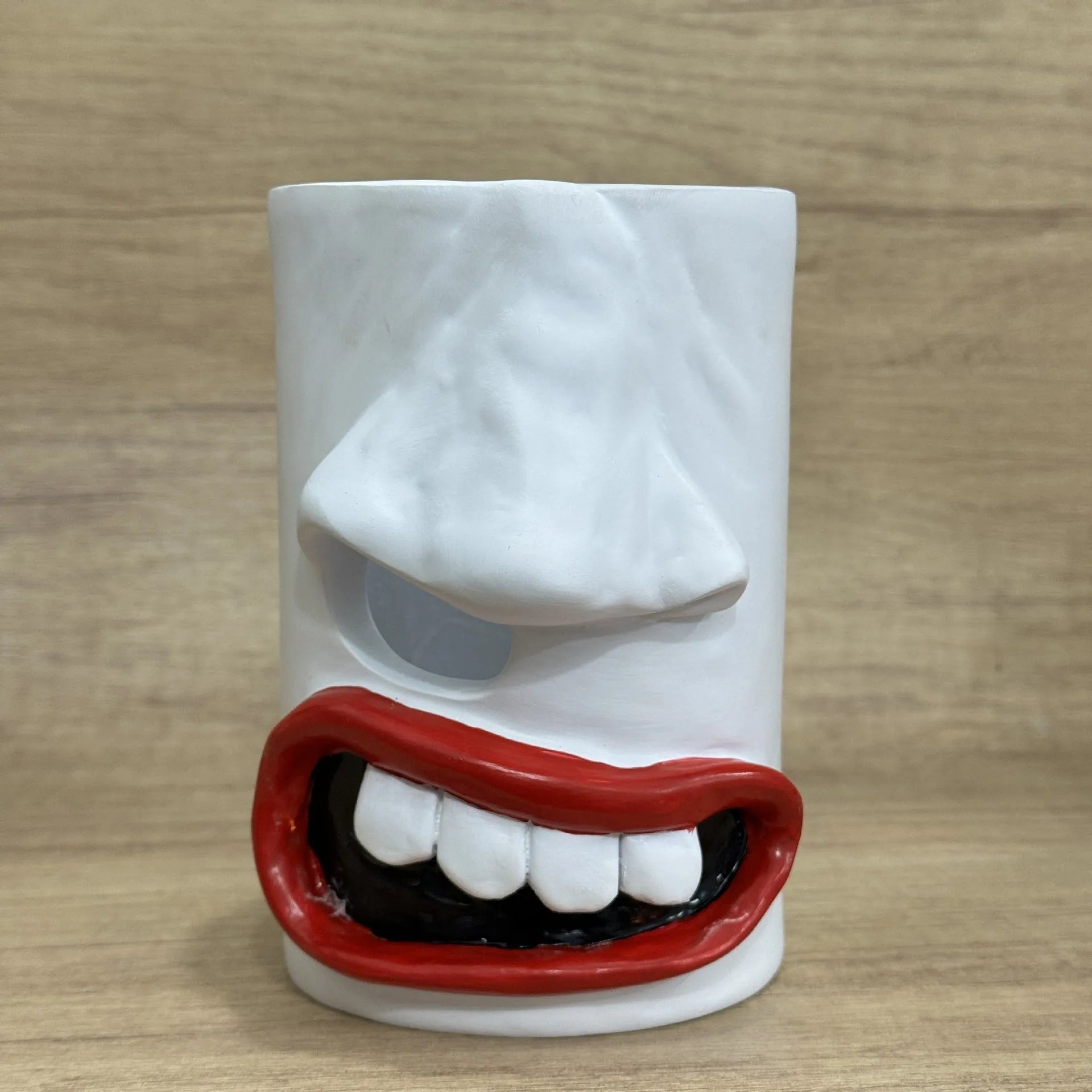 Colourful American style resin tissue paper holder ornament measuring 8.5 by 14.6 centimetres