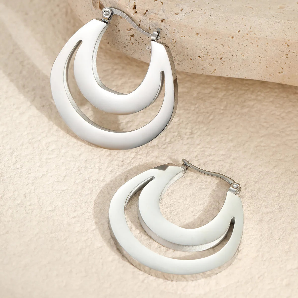 Geometric French minimalist earrings in gold or steel plating with circular ring design