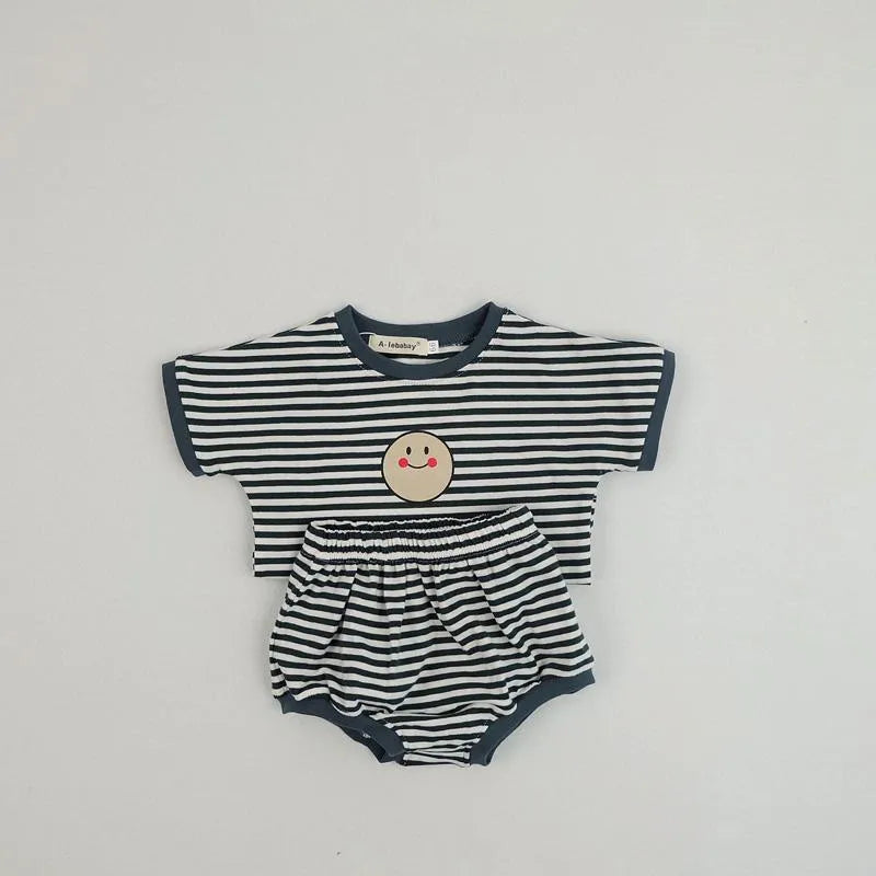 Cotton striped short-sleeved T-shirt and bread shorts infant two-piece suit in red on baby model