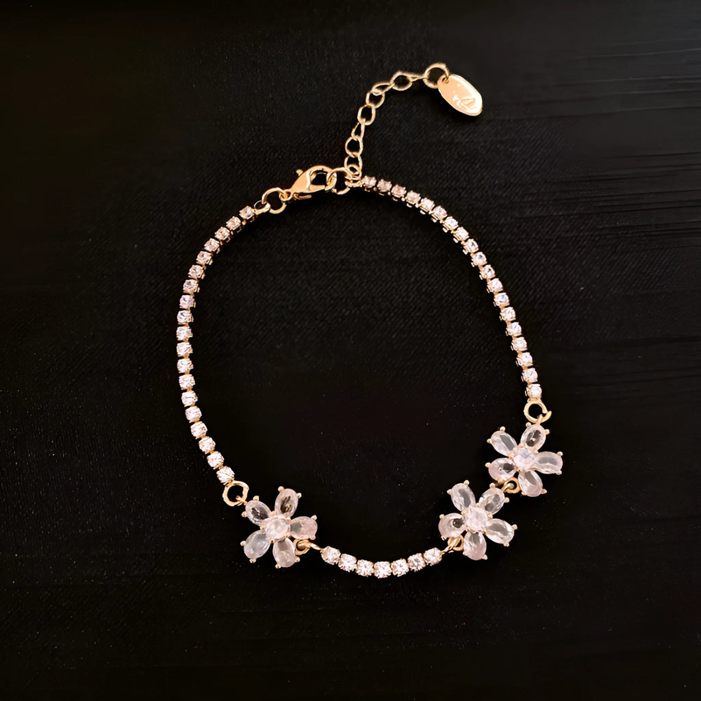 Gold-coloured copper women's bracelet with geometric shapes and inlaid zircon stones.