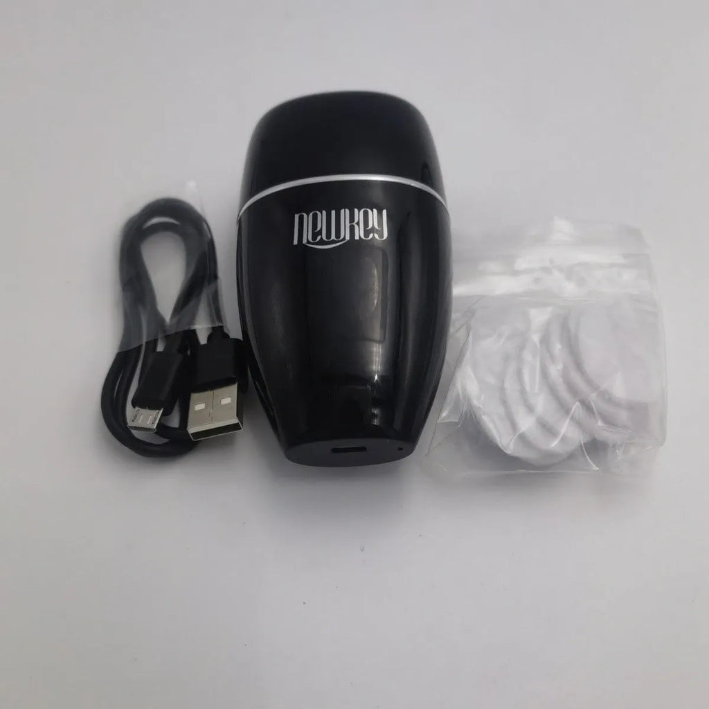 Electric silicone lip plumper device with 3-speed adjustment in black or white colour