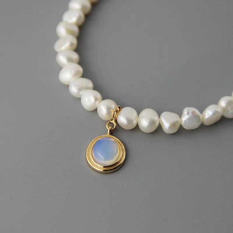 Round medal pearl necklace with geometric silver frame and adjustable chain