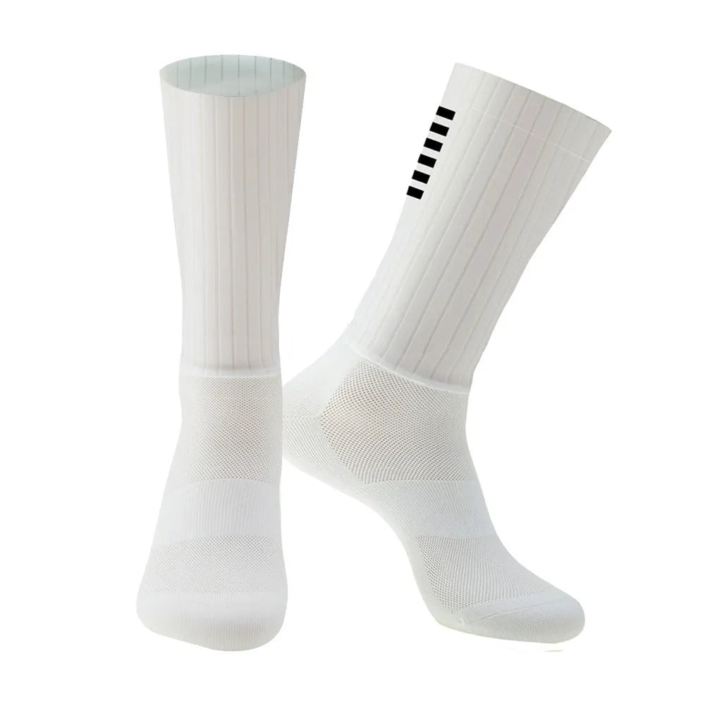 Athletic socks for cycling and running in chemical fibre blend fabric with moisture-wicking properties